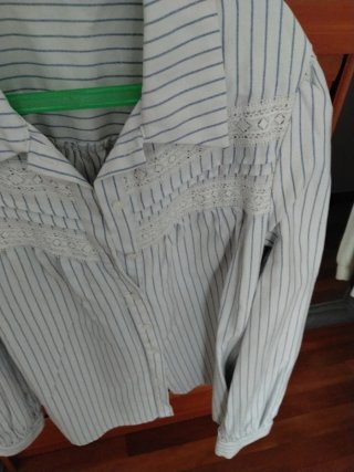 Blusa de rayas con encaje