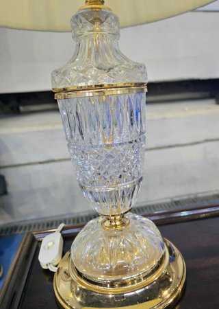 Lámpara de mesa cristal tallado y metal dorado