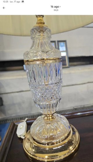 Lámpara de mesa cristal tallado y metal dorado
