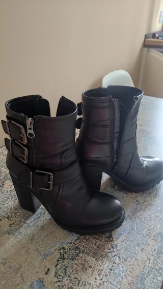 Botín de piel negra con hebillas