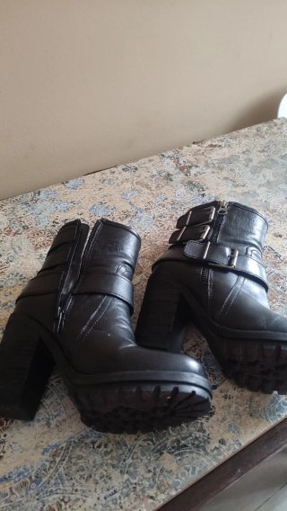 Botín de piel negra con hebillas