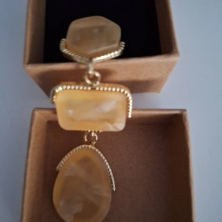 Pendientes largos dorados con piedras