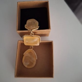 Pendientes largos dorados con piedras