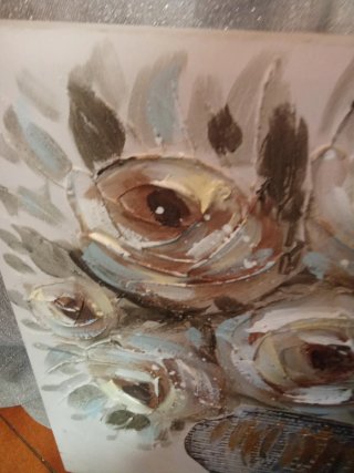 Lámpara de pie y cuadro decorativo