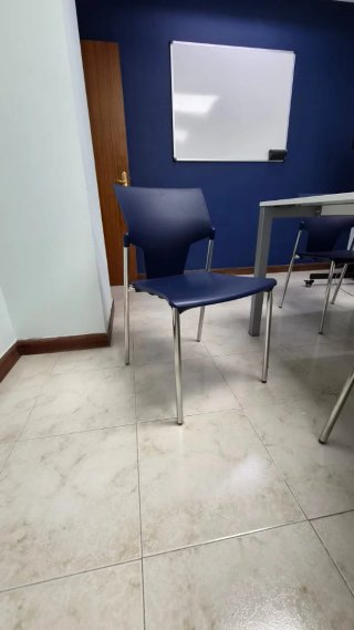Mesa de reuniones con 10 sillas apilables