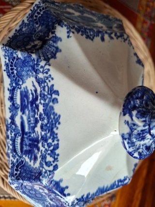 Sopera antigua de loza azul y blanco