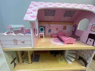 Casita de muñecas de madera