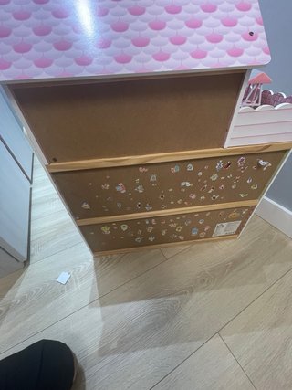 Casita de muñecas de madera