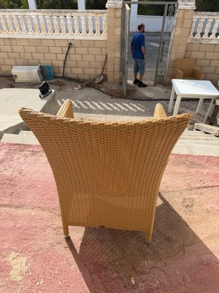 Sillón de mimbre para porche color beige