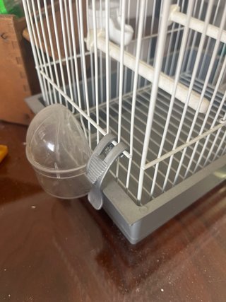 Jaula para pájaros blanca y gris