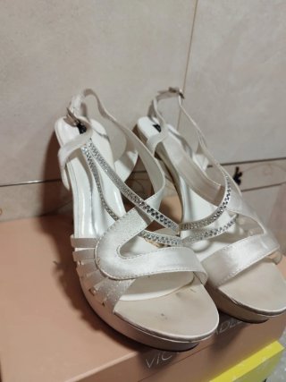 Sandalias de tacón plateadas y blancas