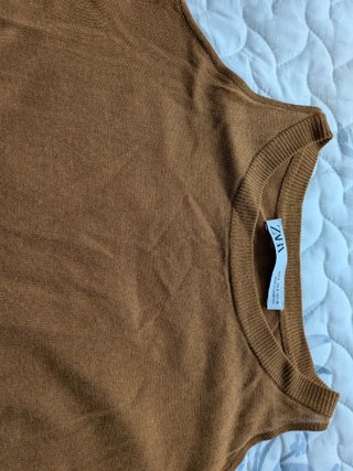 Jersey marrón hombros descubiertos