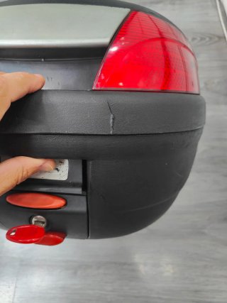 Baúl Givi Negro con Soporte