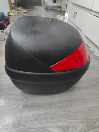 Baúl Givi Negro con Soporte