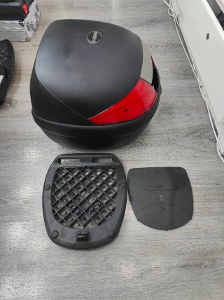 Baúl Givi Negro con Soporte