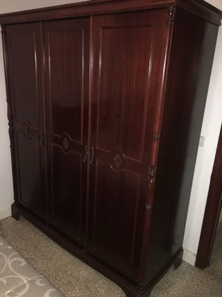 Dormitorio de dos camas, mesita y armario