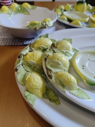 Servizio da portata con limoni in ceramica