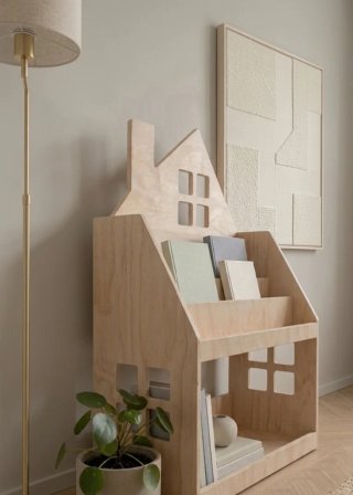 Scaffale Montessori per bambini in forma di casetta