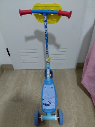 Patinete infantil rosa y azul