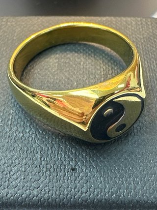 Anillo acero dorado con simbolo de yin y yang T25