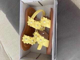 Vestido amarillo y sandalias florales