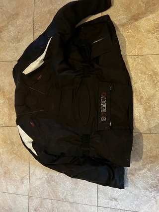 Chaqueta Goyamoto Negra y Roja