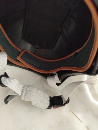 Casco patinete negro con visera
