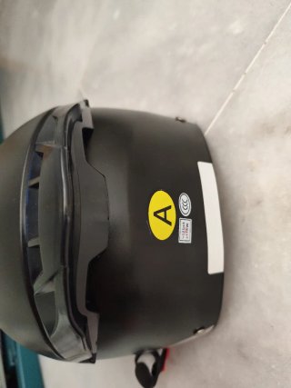 Casco patinete negro con visera