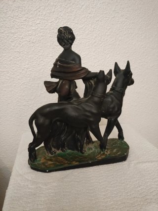 Figura vintage mujer con perros