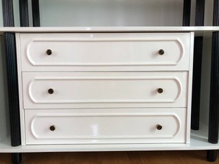 Mueble de salón blanco y negro