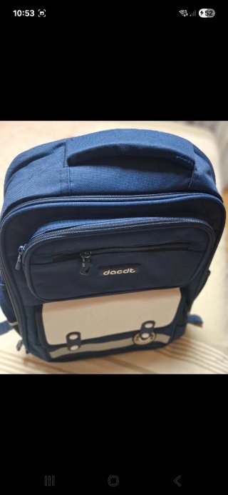 "Mochila azul marino con varios compartimentos".