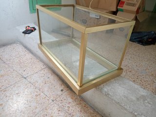 Acuario cristal con marco aluminio dorado