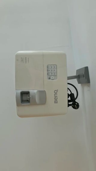 Proyector Benq + Pantalla Motorizada 120"
