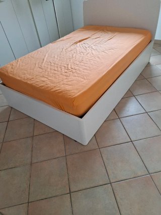 Letto una piazza e mezza con contenitore