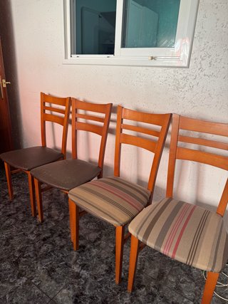 Juego de 4 sillas de madera tapizadas