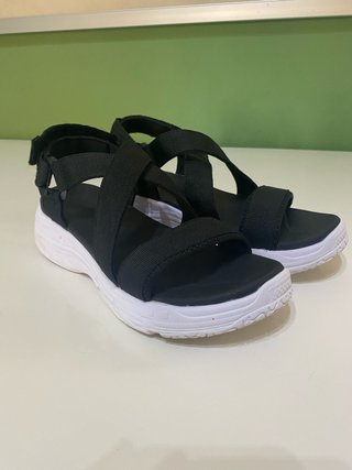 Sandalias deportivas negras y blancas