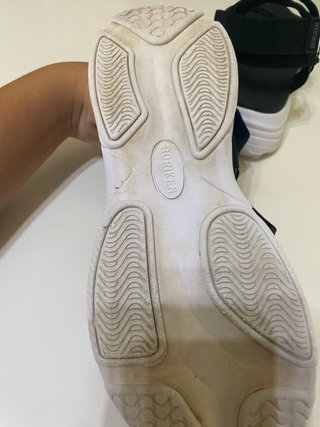 Sandalias deportivas negras y blancas