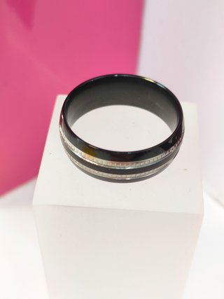 Anillo acero negro con lineas plateadas T23