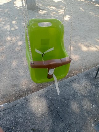 Columpio bebé verde con barra seguridad