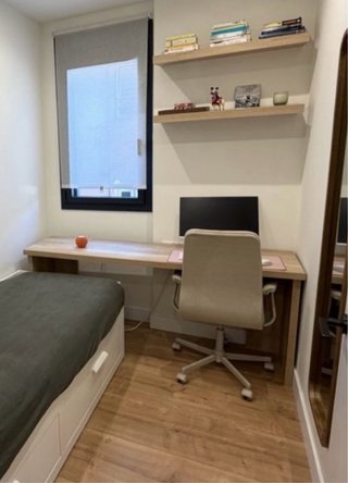Silla de escritorio gris con ruedas y mesa