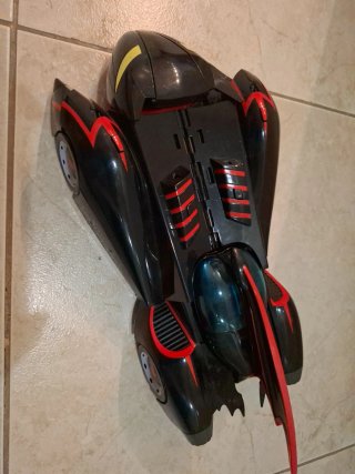 Batmóvil Negro con Detalles Rojos