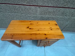 Escritorio de madera con 4 cajones