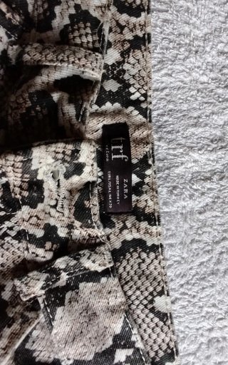 Pantalón corto estampado serpiente