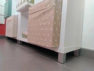Estantería blanca con cajonera