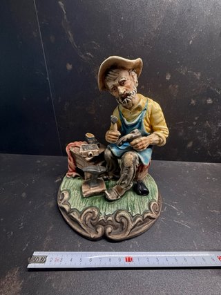 Figura di ciabattino artigianale vintage