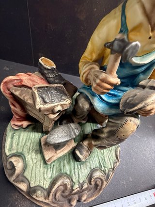 Figura di ciabattino artigianale vintage