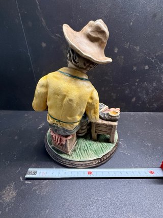 Figura di ciabattino artigianale vintage