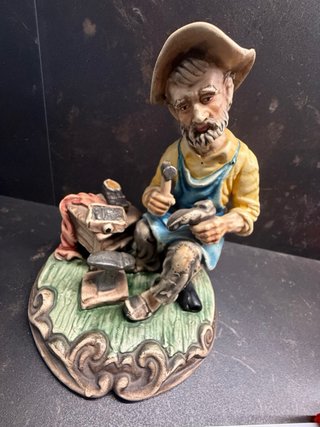 Figura di ciabattino artigianale vintage