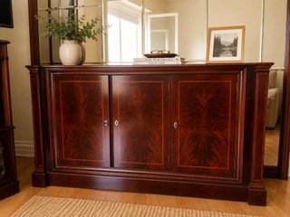 Mueble de salón de madera oscura