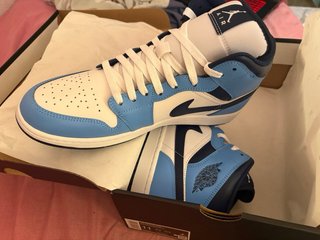 Nike Jordan 1 Mid Azul y Blanco